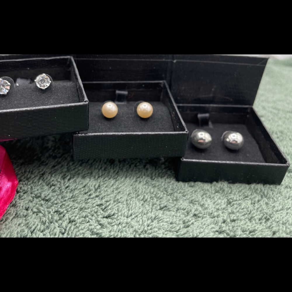 Avon Dainty Delights 3 pc Earring Set (New in box)